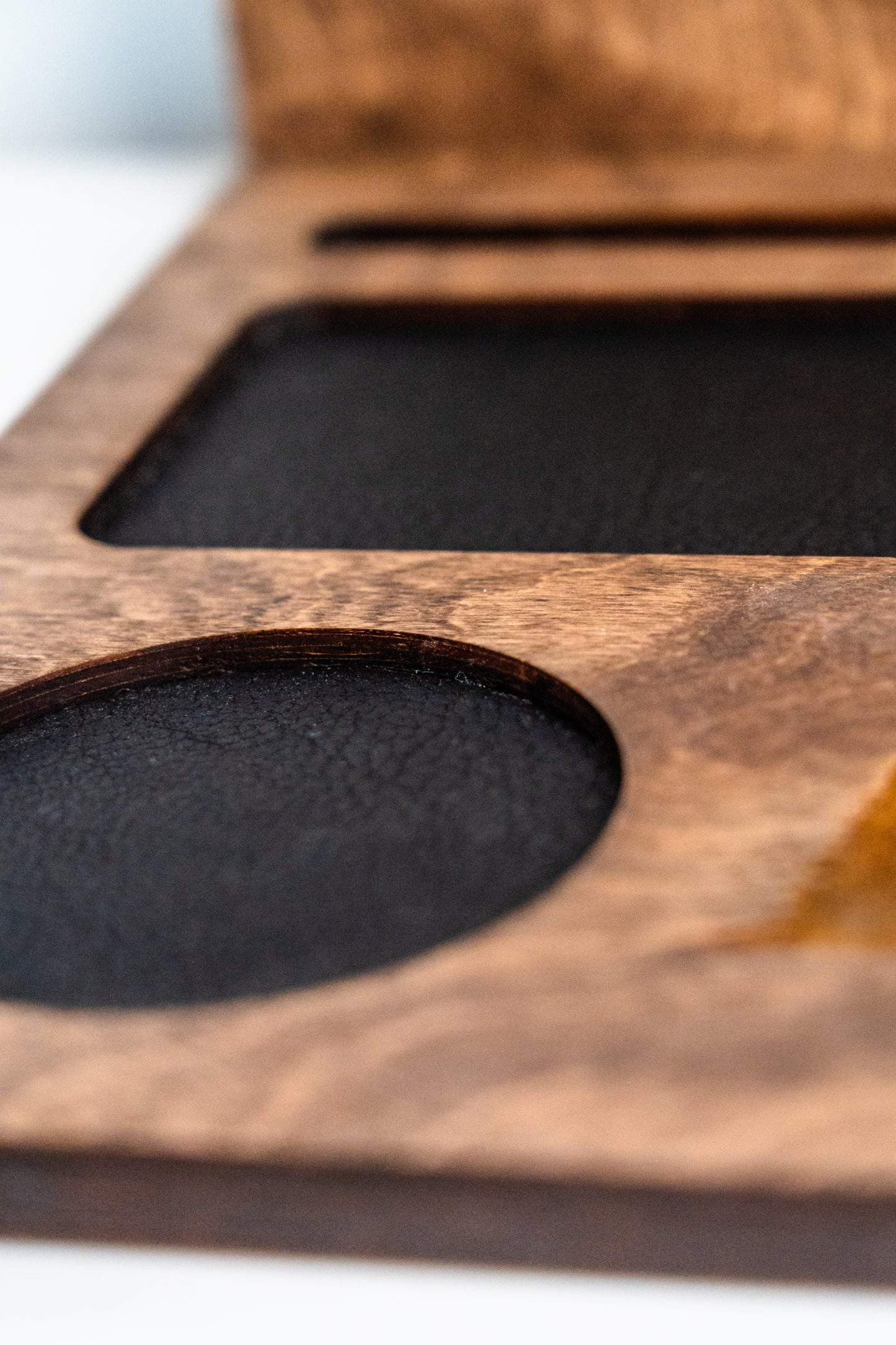 Дървена поставка за книга и аксесоари