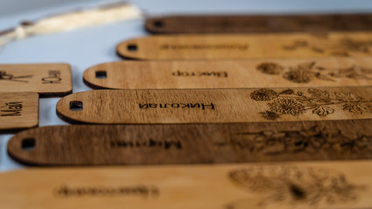 Дървени книгоразделители - Цветята на месеците